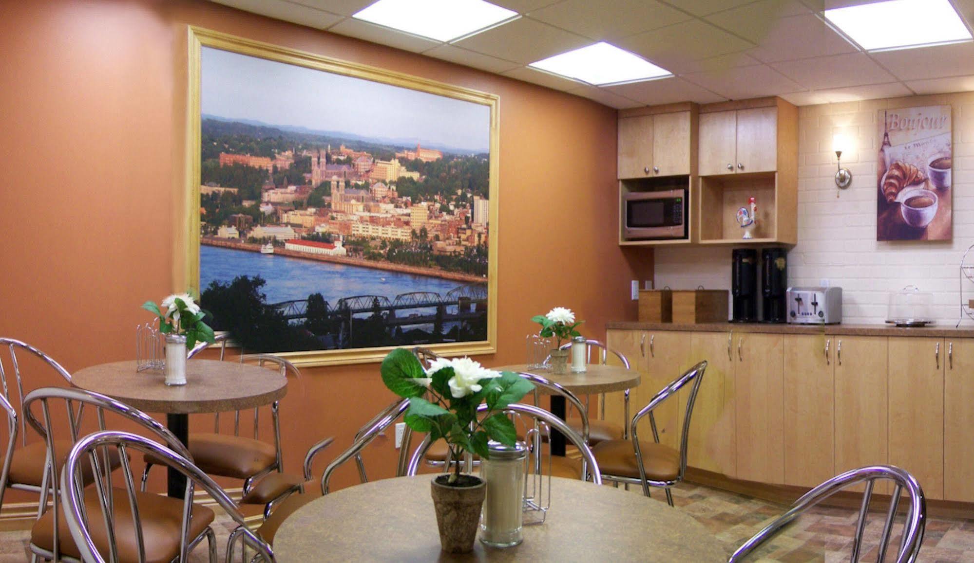Auberge Centre Ville Chicoutimi Екстериор снимка